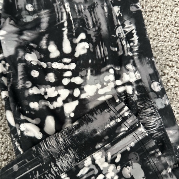 MARIKA Large Black Gray White Abstract Yoga Athletic Leggings - Picture 3 of 6